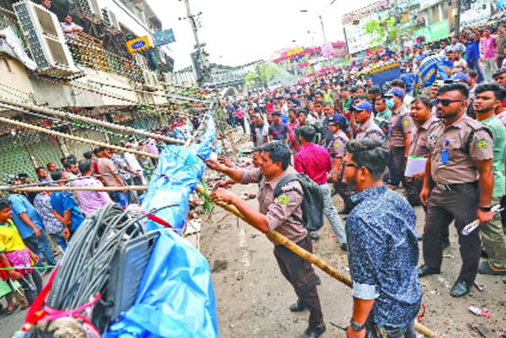 ঢাকায় সড়ক ও ফুটপাত দখলমুক্ত রাখার চ্যালেঞ্জ শুরু, ডিএমপির প্রথম ধাপ শেষ
