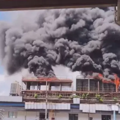 মহাখালীতে ভবনে আগুন, নিয়ন্ত্রণের চেষ্টায় ফায়ার সার্ভিস