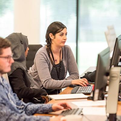 এআই কি চাকরিতে প্রজন্মগত বিভাজন বাড়িয়ে তুলছে