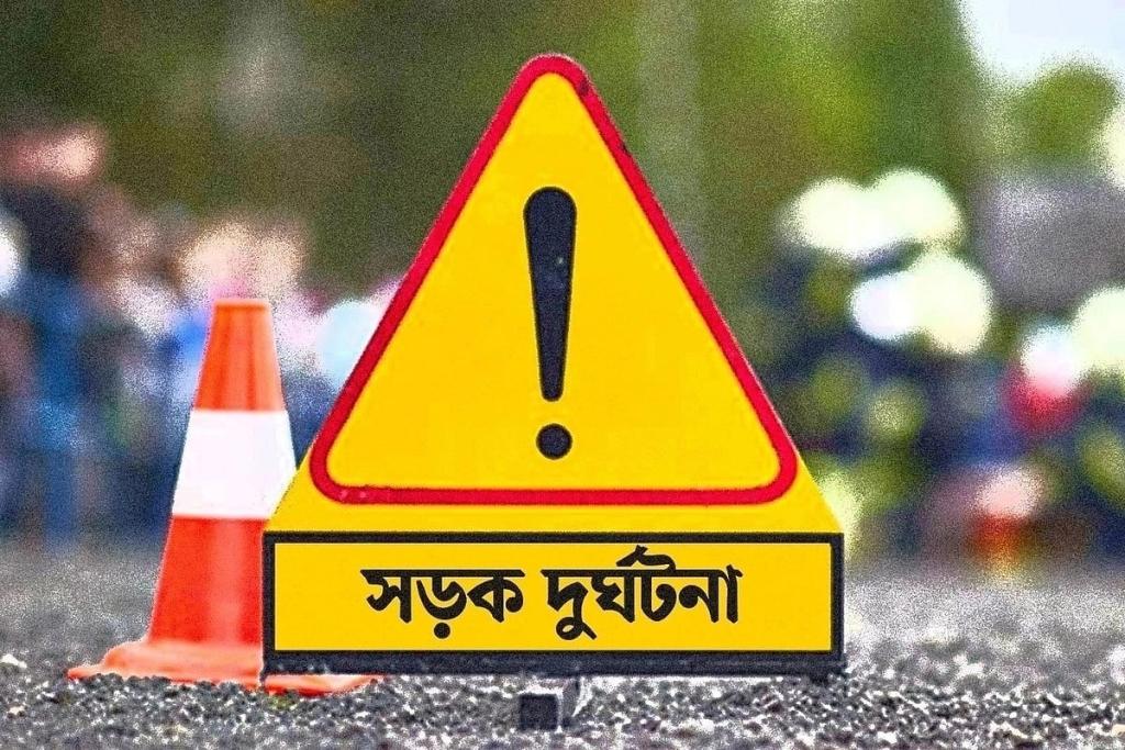 মোটরসাইকেল থেকে ছিটকে পড়ে এক বন্ধু নিহত, আহত আরেকজন