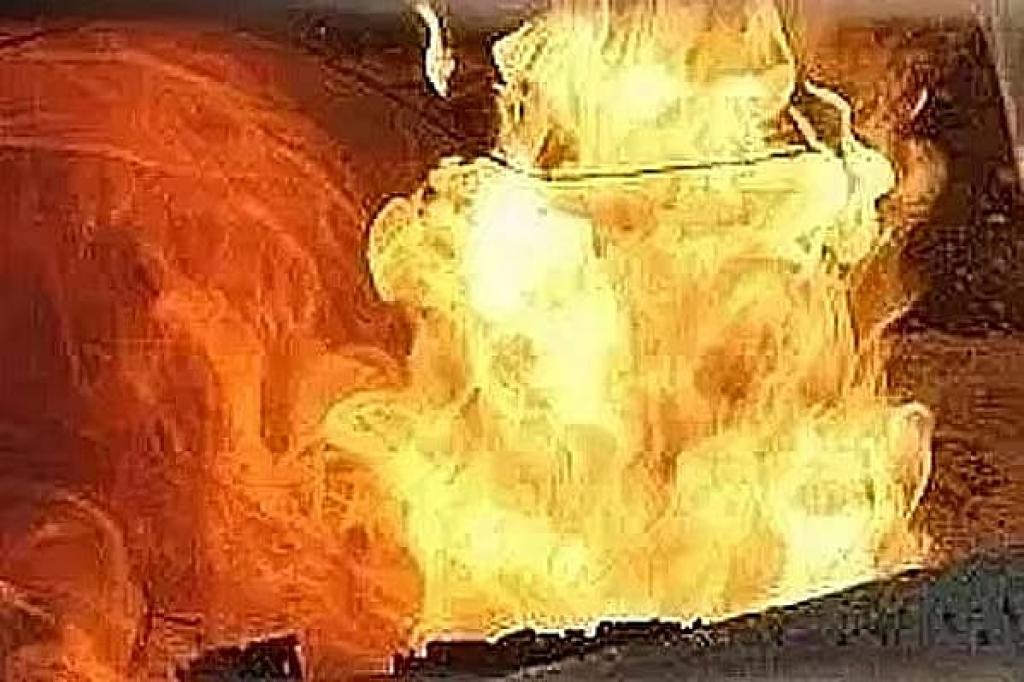 রাজধানীর ফার্মগেটে চলন্ত মাইক্রোবাসে আগুন