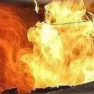 রাজধানীর ফার্মগেটে চলন্ত মাইক্রোবাসে আগুন