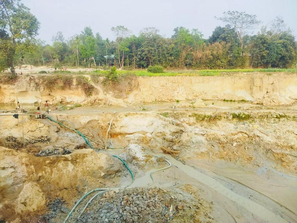 চকরিয়ায় সশস্ত্র পাহারায় ছড়া থেকে তোলা হচ্ছে বালু