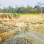 চকরিয়ায় সশস্ত্র পাহারায় ছড়া থেকে তোলা হচ্ছে বালু