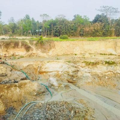 চকরিয়ায় সশস্ত্র পাহারায় ছড়া থেকে তোলা হচ্ছে বালু