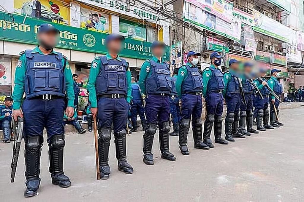 অধিকাংশ পুলিশ সদস্যের মত পুরোনো পোশাকের পক্ষে