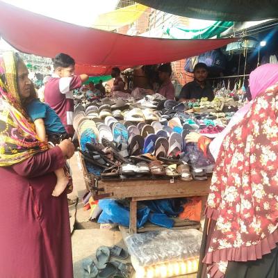 ছয়জনের জন্য ২ হাজার টাকা নিয়ে ঈদবাজারে তাঁরা