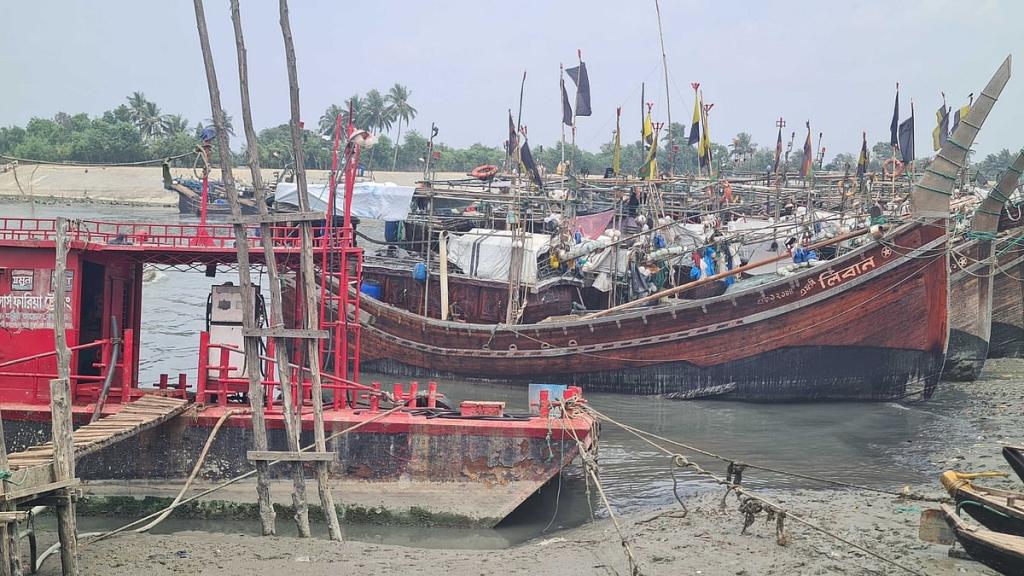 কক্সবাজারে ৪ হাজার নৌযানে মাছ ধরা বন্ধ, পর্যটকদেরও দুর্ভোগ