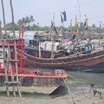 কক্সবাজারে ৪ হাজার নৌযানে মাছ ধরা বন্ধ, পর্যটকদেরও দুর্ভোগ