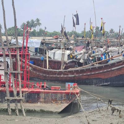 কক্সবাজারে ৪ হাজার নৌযানে মাছ ধরা বন্ধ, পর্যটকদেরও দুর্ভোগ