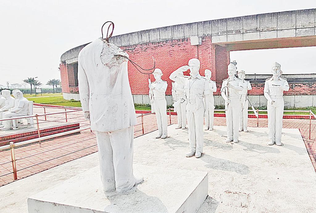 মুক্তিযুদ্ধের ভাস্কর্যগুলো এখনো ভাঙা