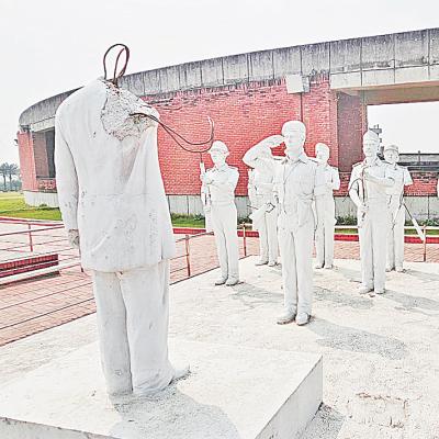 মুক্তিযুদ্ধের ভাস্কর্যগুলো এখনো ভাঙা