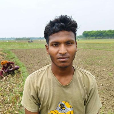 বিশ্ববিদ্যালয়ে ভর্তির টাকা জোগাতে শ্রমিকের কাজ করছেন ওমর