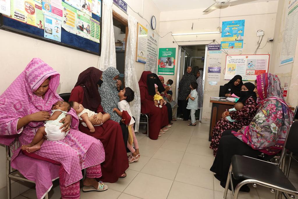 হামের টিকা দিতে ছেলেকে নিয়ে ময়মনসিংহ থেকে ঢাকায় এলেন রিপা