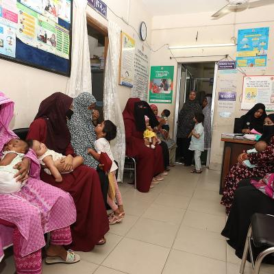 হামের টিকা দিতে ছেলেকে নিয়ে ময়মনসিংহ থেকে ঢাকায় এলেন রিপা