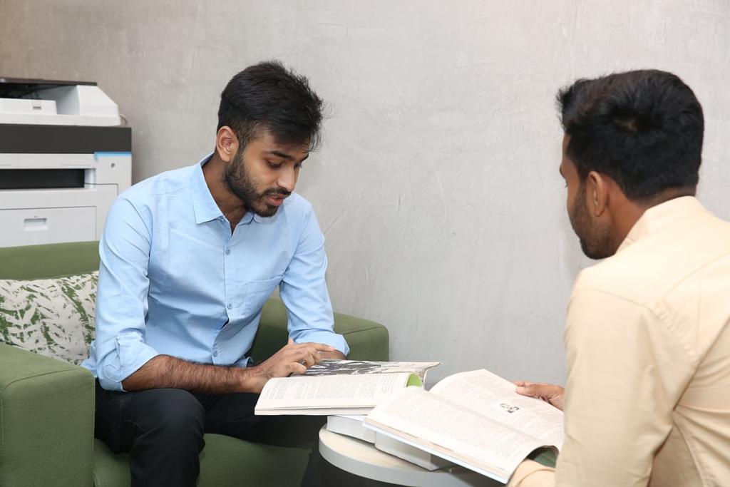 রেফারেন্স মানেই ‘তদবির’ নয়: ক্যারিয়ারের সিঁড়ি যখন পেশাদার যোগাযোগ