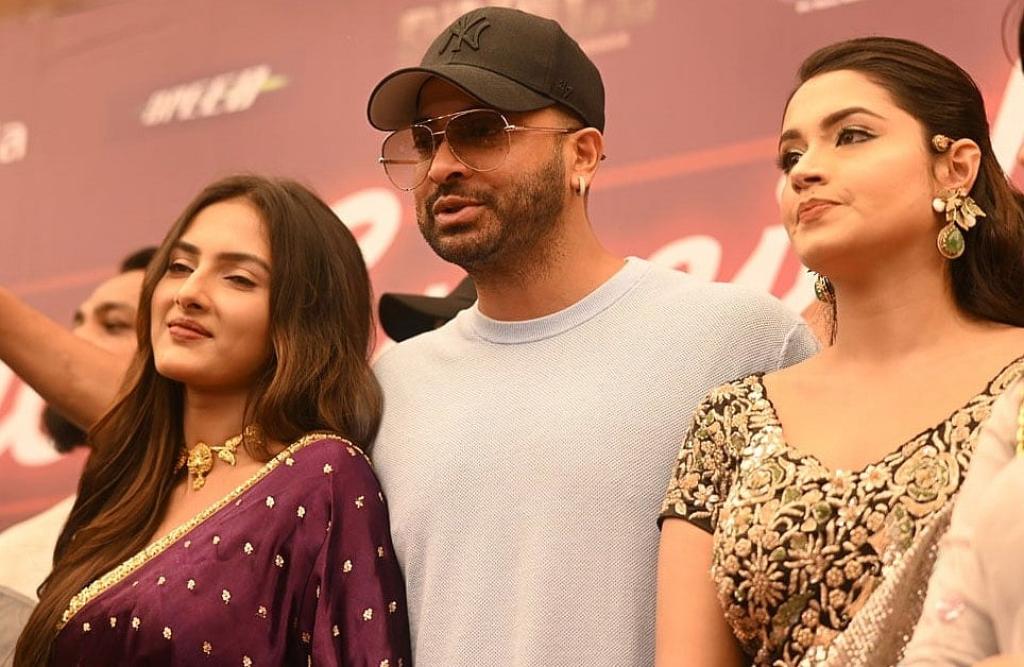 নায়িকাদের পাশে নিয়ে ‘প্রিন্স’ দেখলেন শাকিব, দুঃখ প্রকাশ করলেন