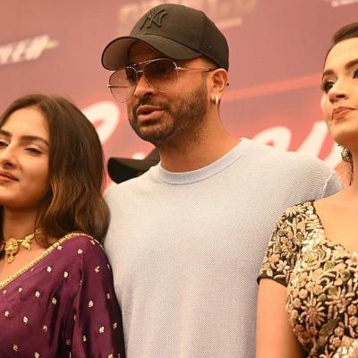 নায়িকাদের পাশে নিয়ে ‘প্রিন্স’ দেখলেন শাকিব, দুঃখ প্রকাশ করলেন