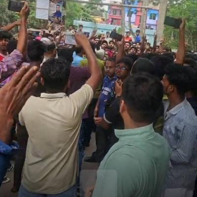 বখাটের ছুরিকাঘাতে তরুণ খুন : কুমিল্লায় আসামি গ্রেপ্তারের দাবিতে বিক্ষোভ, থানা ঘেরাও