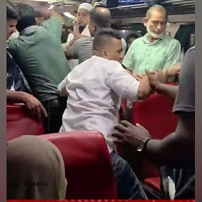 বিনা টিকিটে ট্রেনে উঠে টিকিটধারীদের মারধর