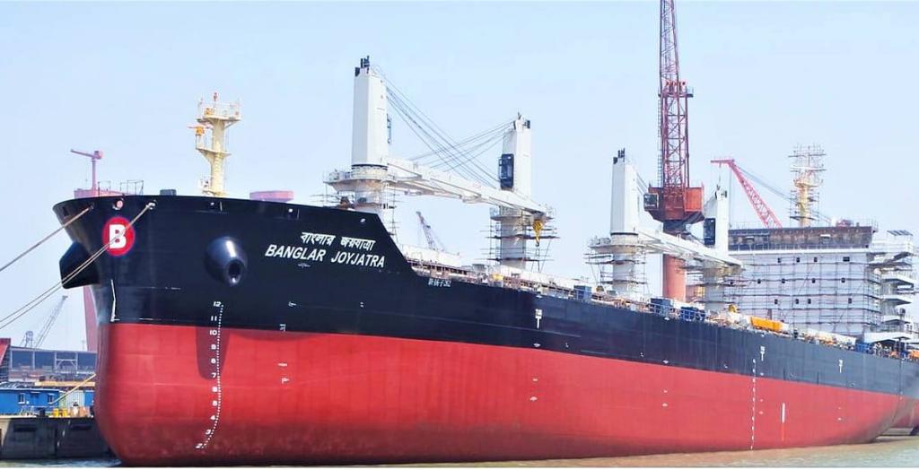 যুদ্ধবিরতির পর হরমুজ প্রণালি পার হতে নোঙর তুলেছে বাংলাদেশি জাহাজ