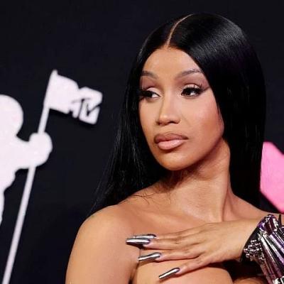 প্রতারণার শিকার আলোচিত গায়িকা, খোয়া গেল ৭৩ লাখ টাকা