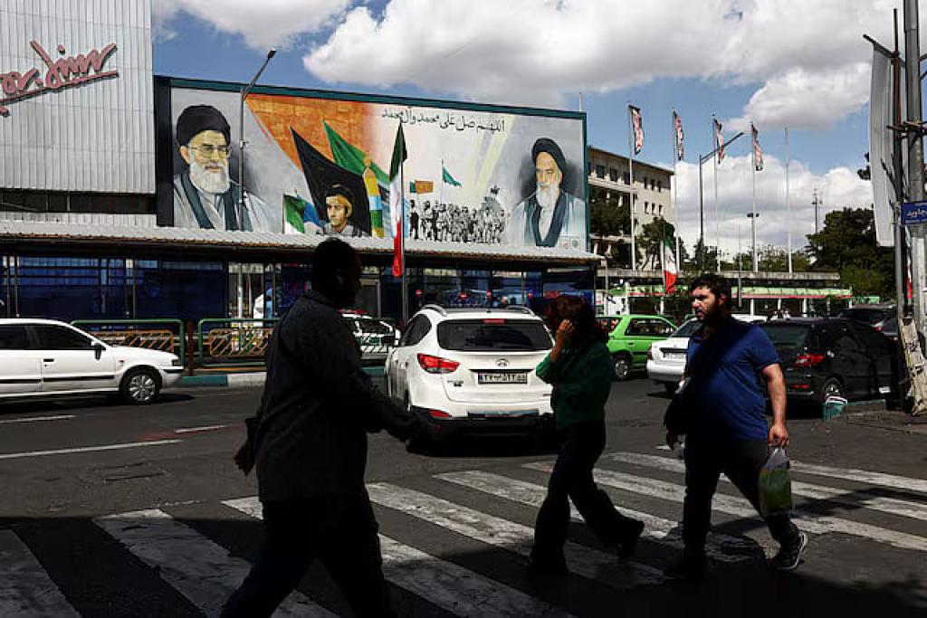 ইরানের আশপাশেই থাকবে মার্কিন সামরিক বাহিনী, চুক্তি না মানলে আবার হামলা: ট্রাম্প