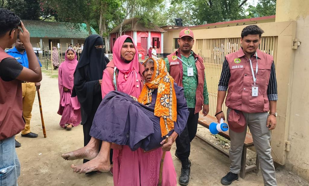 বেলা বাড়ার সঙ্গে ভোটার বাড়ছে কেন্দ্রে কেন্দ্রে, নারীদের উপস্থিতি বেশি