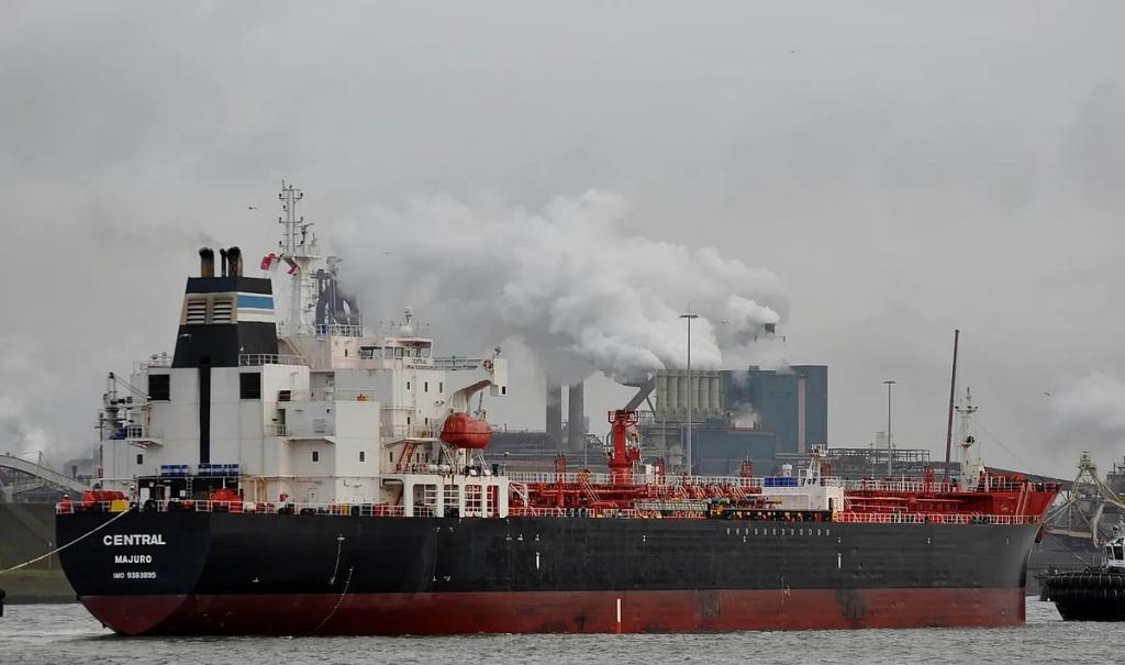 যুদ্ধের পর অকটেনের প্রথম জাহাজ এল দেশে