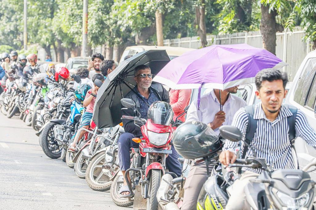 তেলের মূল্যবৃদ্ধি: নিম্নবিত্ত ও মধ্যবিত্তের কথা ভাবছে কি সরকার