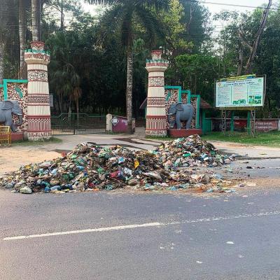 ভাওয়াল জাতীয় উদ্যানের ফটকের সামনে রাতের আঁধারে বর্জ্য ফেলল কারা, প্রশ্ন কর্তৃপক্ষের
