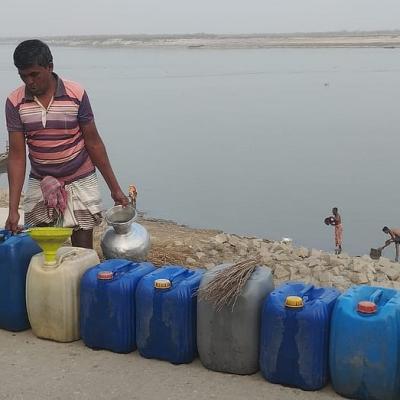 পাবনায় নদীর পানি বিক্রি করে চলছে সংসার