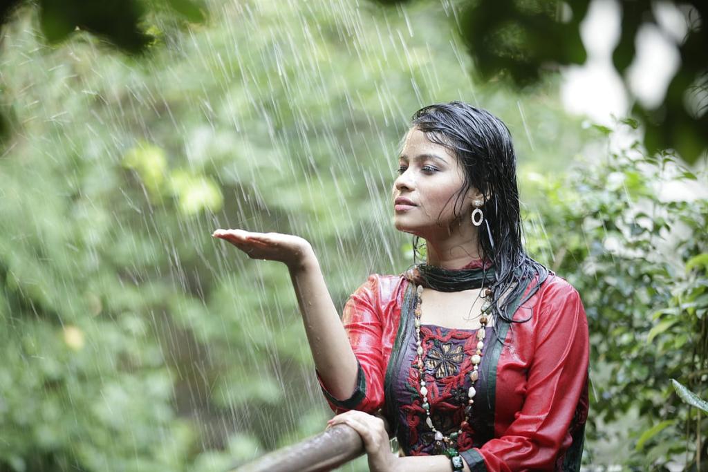 বছরের শুরুর দিকের বৃষ্টিতে ভিজলে কি অসুখ হতে পারে, বিজ্ঞান কী বলে