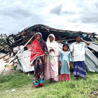 ‘চার দিন ধইরা খোলা আকাশের নিচে আছি, কোথায় যামু কিছুই বুঝতেছি না’
