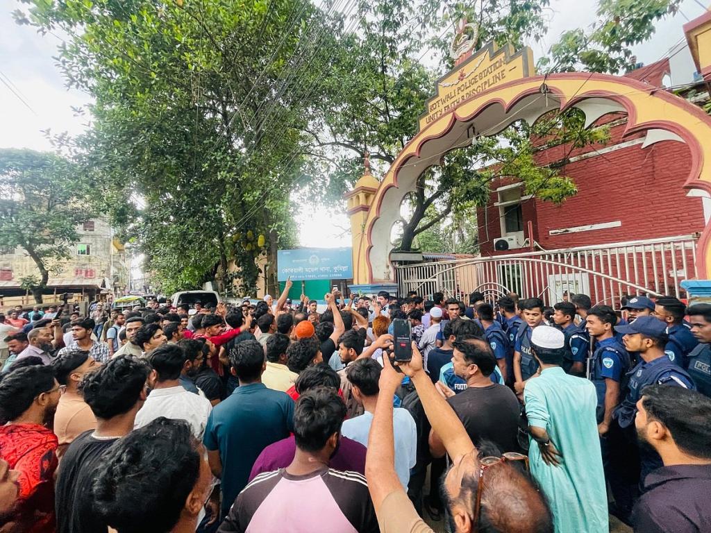 কুমিল্লায় বিএনপি নেতা আটকের পর থানা ঘেরাও নেতা-কর্মীদের, বাস টার্মিনাল বন্ধ