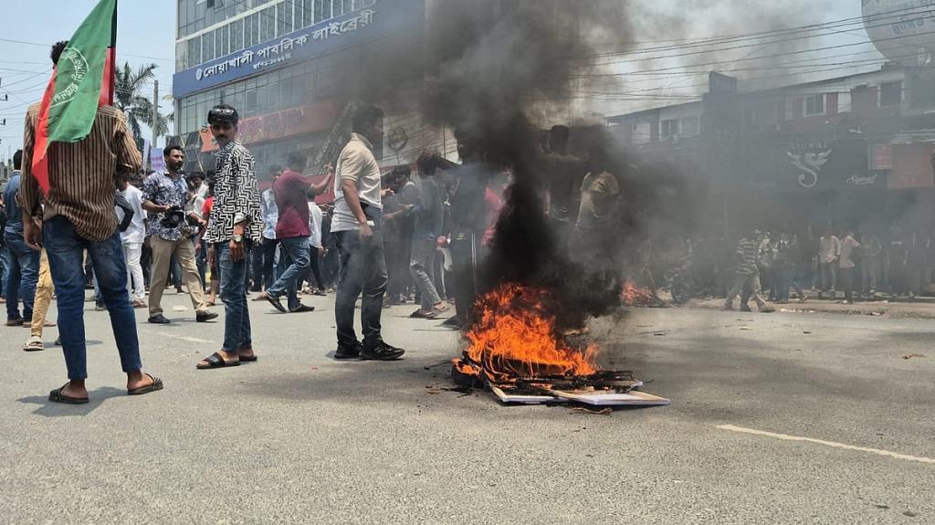 ছাত্রদলের কমিটি ঘোষণার পর টায়ার জ্বালিয়ে সড়ক অবরোধ, ককটেল বিস্ফোরণ