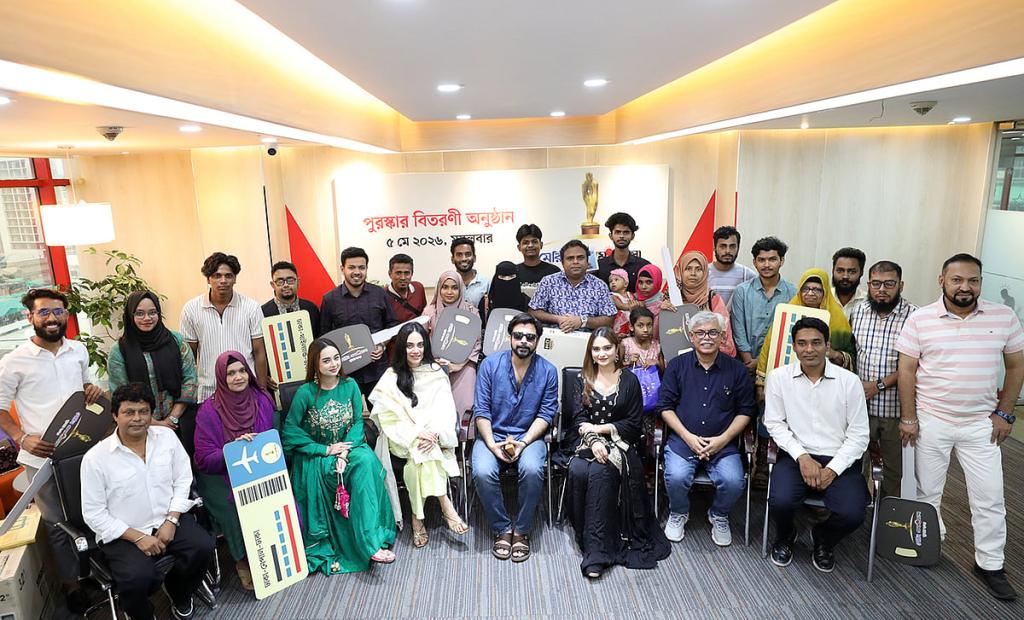 নিশো, তমা, কেয়া পায়েলরা বিজয়ীদের হাতে পুরস্কার তুলে দিলেন