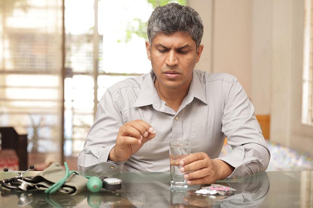 হঠাৎ রক্তচাপ খুব বেড়ে গেলে কী করবেন, কী করবেন না