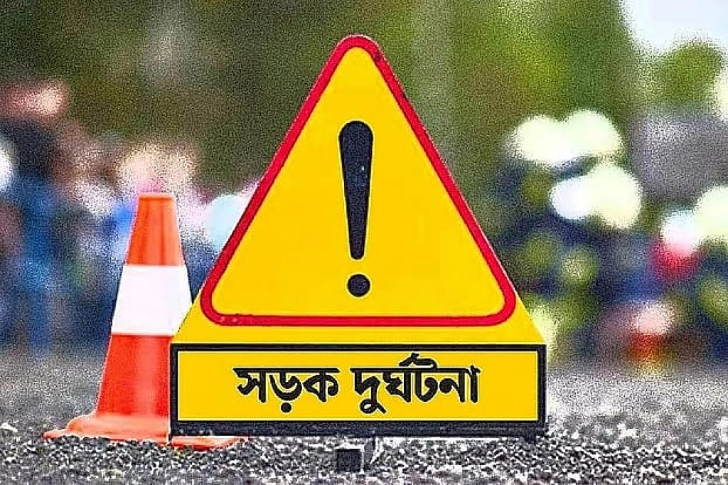 মায়ের কোল থেকে সড়কে ছিটকে পড়া শিশুকে বাঁচাতে গেলেন যুবক, ট্রাকচাপায় প্রাণ গেল দুজনেরই