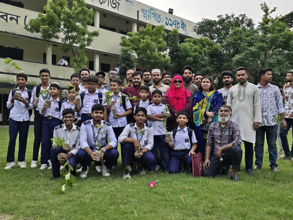 মিরপুরের তিন বিদ্যালয়ের শিক্ষার্থীদের মধ্যে এনসিপির গাছের চারা বিতরণ