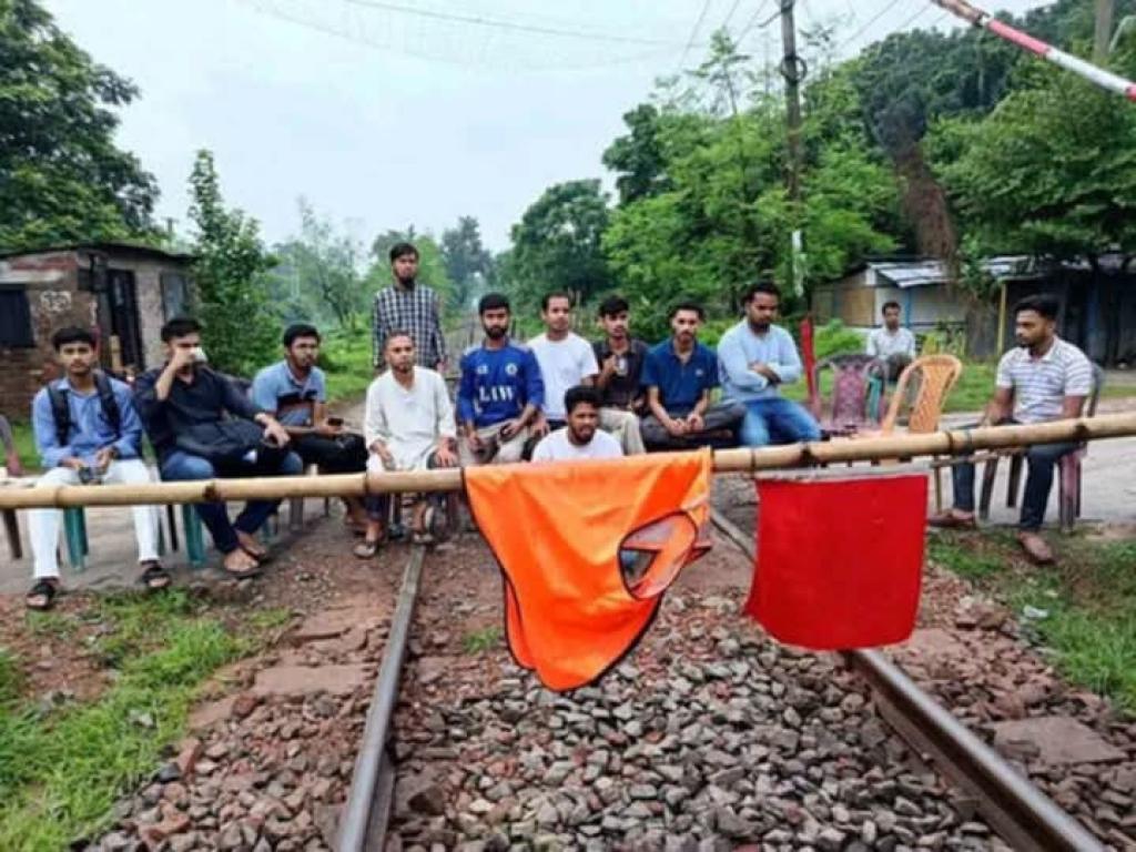 রাজশাহী বিশ্ববিদ্যালয়ের শিক্ষার্থীকে মারধরের প্রতিবাদে রেলপথ অবরোধ, সারা দেশের সঙ্গে যোগাযোগ বন্ধ