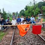 রাজশাহী বিশ্ববিদ্যালয়ের শিক্ষার্থীকে মারধরের প্রতিবাদে রেলপথ অবরোধ, সারা দেশের সঙ্গে যোগাযোগ বন্ধ