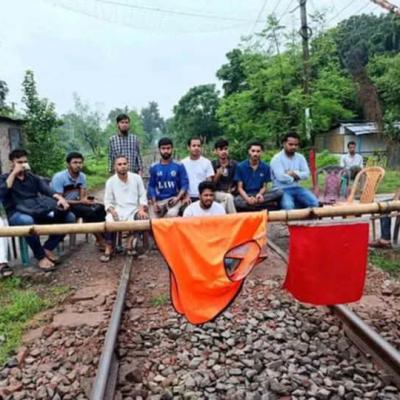রাজশাহী বিশ্ববিদ্যালয়ের শিক্ষার্থীকে মারধরের প্রতিবাদে রেলপথ অবরোধ, সারা দেশের সঙ্গে যোগাযোগ বন্ধ