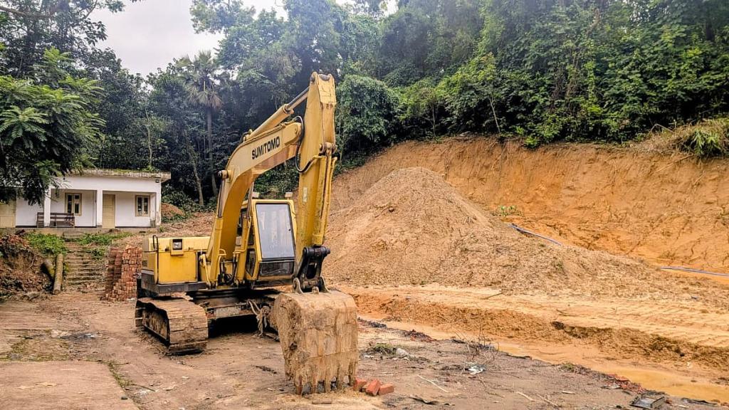 ভবন তৈরির জন্য পাহাড় কাটা হচ্ছে চট্টগ্রাম বিশ্ববিদ্যালয়ে