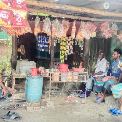 মালিক বা দোকানদার থাকেন না, ক্রেতারা নিজের মতো খেয়ে টাকা রেখে যান