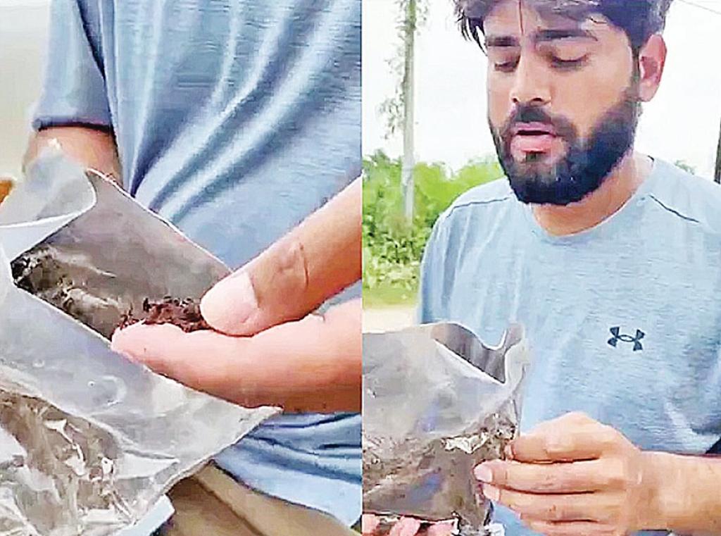 অনলাইনে পণ্যের ফরমাশ, পার্সেল খুলে পেলেন গোবর