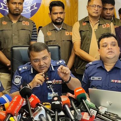 ফোন ছিনিয়ে নেওয়ার সময় বাধা দেওয়ায় লাঠি দিয়ে অপ্রতিমের মাথায় আঘাত