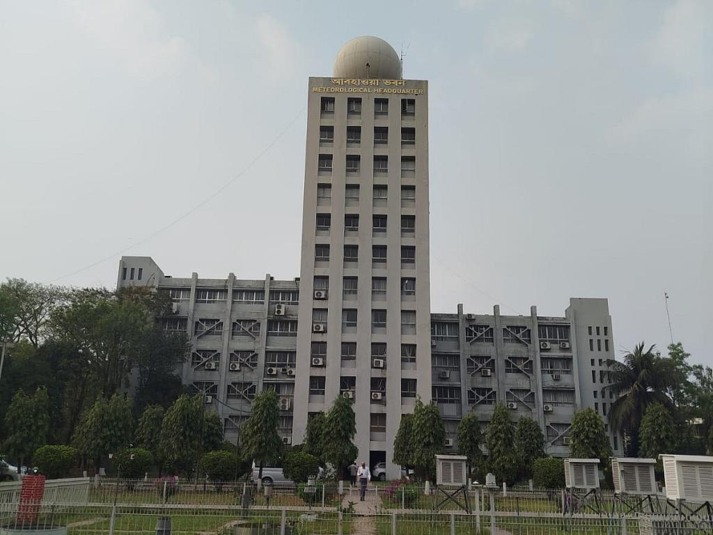 দুই সমুদ্রবন্দরে ৩ নম্বর সতর্কসংকেত, রাজধানীতে বৃষ্টির সম্ভাবনা কতটুকু
