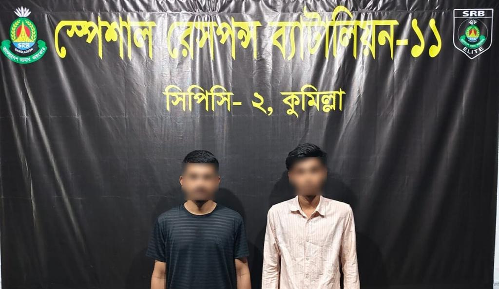 কুমিল্লায় কোমরে পিস্তল গুঁজে ঘুরছিলেন তরুণ, চায়ের দোকান থেকে আটক