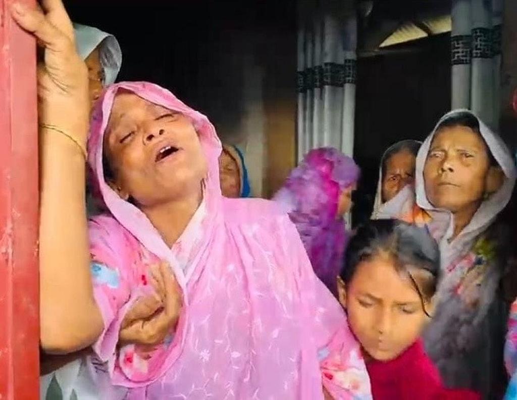 চকরিয়ায় ছাত্রদল নেতা হত্যা, বারবার জ্ঞান হারাচ্ছেন মা, জ্ঞান ফিরলেই ছেলেকে এনে দেওয়ার দাবি জানাচ্ছেন